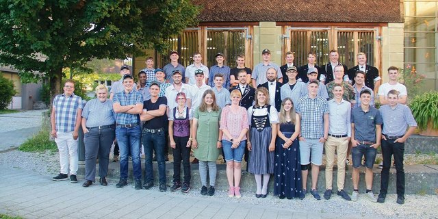 Die frischgebackenen Agrarpraktikerinnen und Agrarpraktiker.