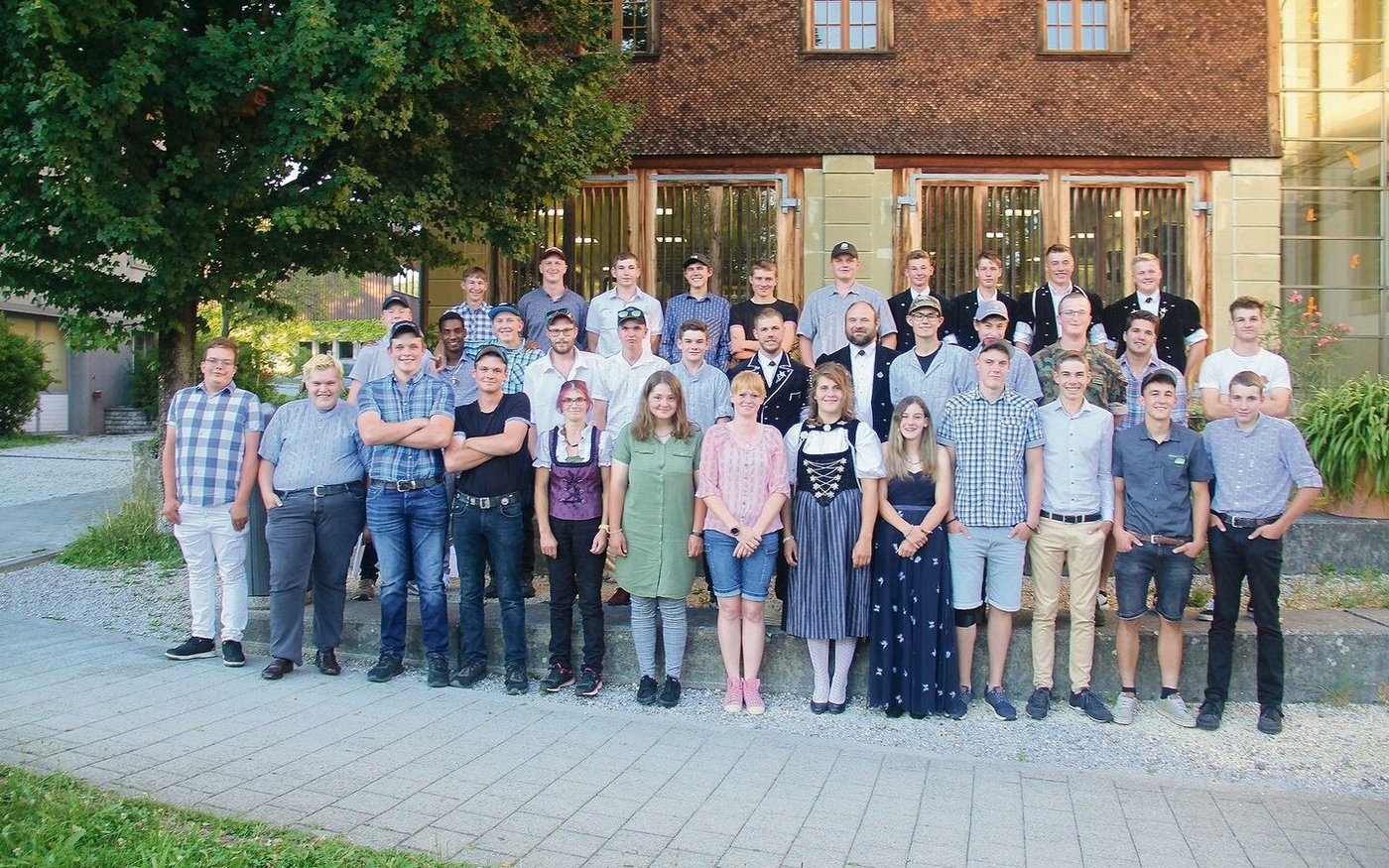 Die frischgebackenen Agrarpraktikerinnen und Agrarpraktiker.