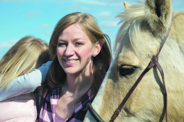 Tochter Maddie kommt an erster Stelle in Charissa Enns' Leben – ihre Pferde sind ihr auch sehr wichtig. (Bild Marianne Stamm)