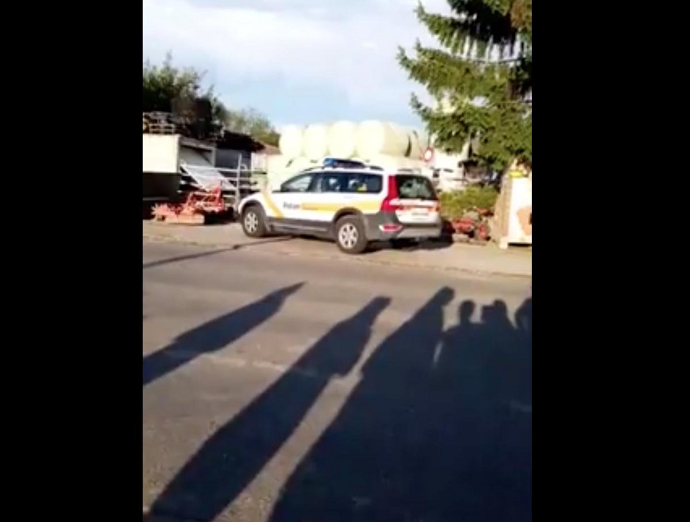 Tierschützer belagern Pferdehof, die Polizei ist vor Ort. (Screenshot Facebook / Marii Ru)