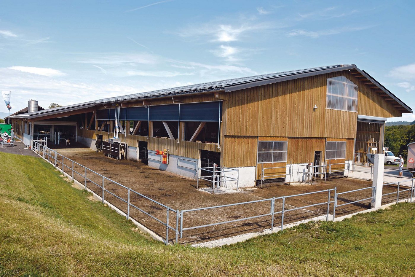 Der neue Milchviehlaufstall der Familie Oppliger aus Kaltacker BE. (Bild Peter Fankhauser)