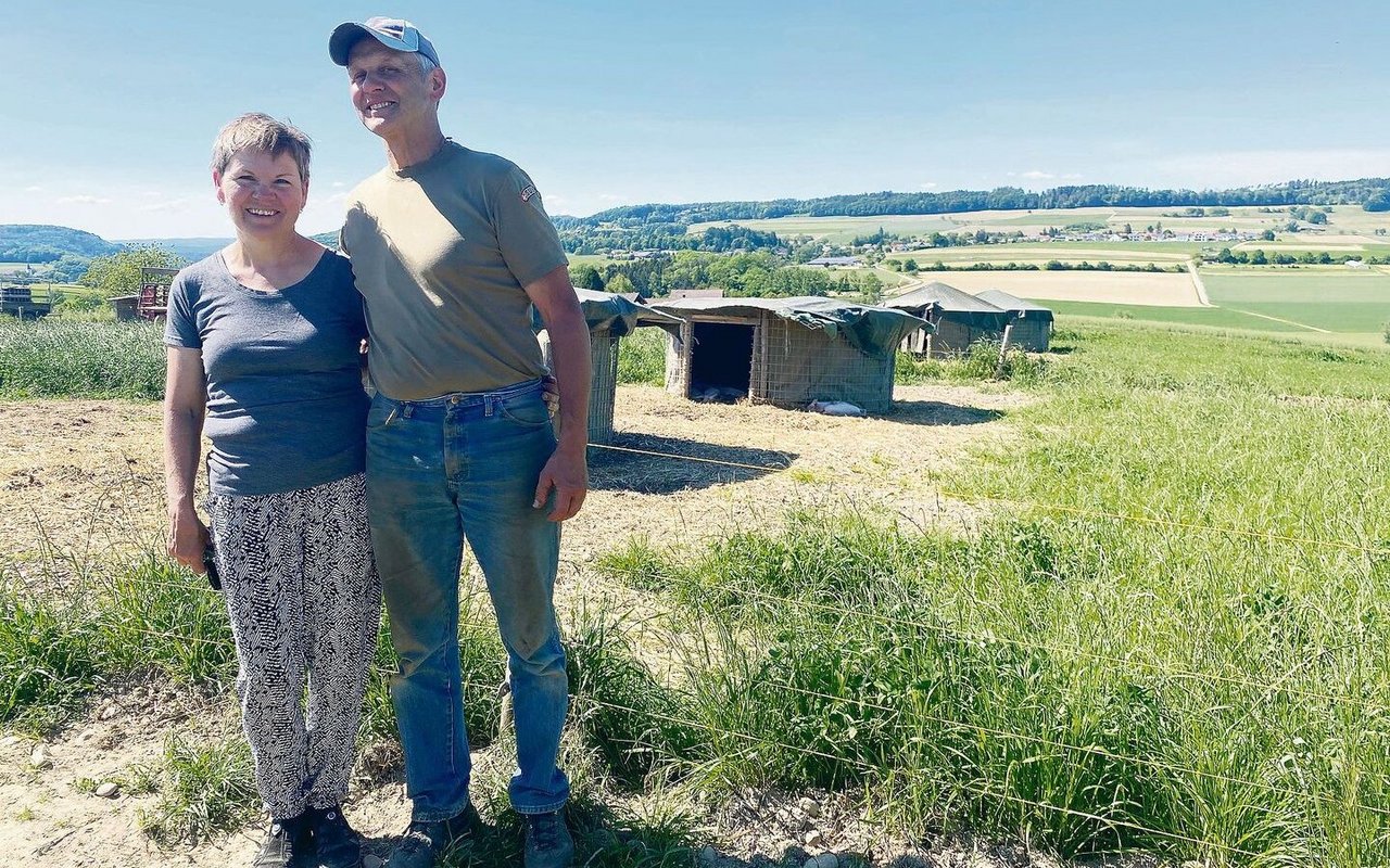 Das Betriebsleiterpaar Marianne und Werner Siegrist vor dem Freilandgehege.