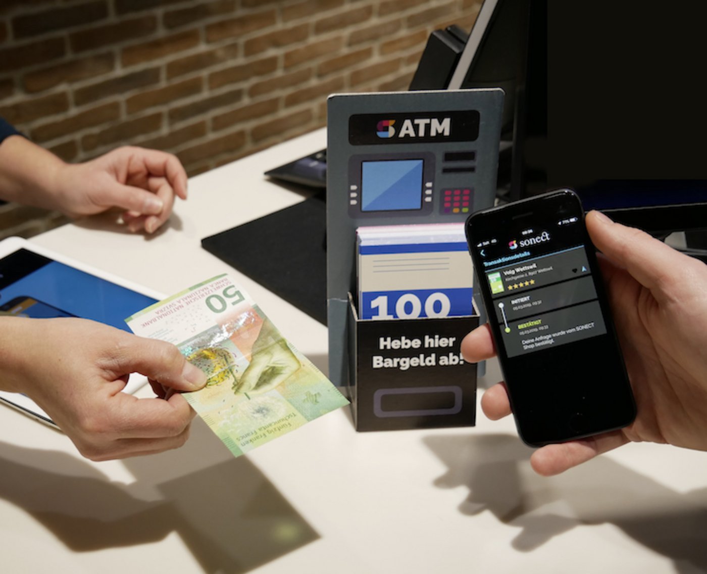 Volg ist die neue Bank für die Dörfer. Per Handy kann man in den Filialen bald neu Geld abheben. (Bild z.V.g)