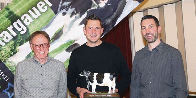 Milan Schenkel mit Präsident Thomas Ender (r.) und Geschäftsführer Rainer Saner (l.).