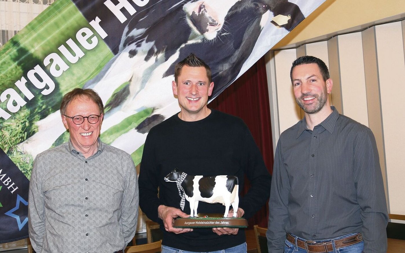 Milan Schenkel mit Präsident Thomas Ender (r.) und Geschäftsführer Rainer Saner (l.).