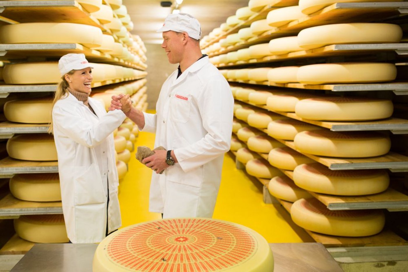 Im Käsekeller der Gourmino AG in Langnau geht der Tag zu Ende. 