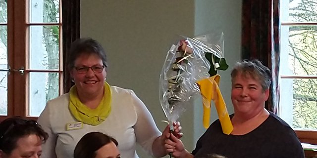 Co-Präsidentin Vrony de Quervain (links) gratuliert Hildegard Winzeler zu ihrer Wahl in den Vorstand des Verbands Schaffhauser Landfrauen. (Bild Alexandra Stückelberger)