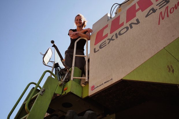 Mähdrescher fahren ist Corinne Müllers Leidenschaft Corinne Müller fühlt sich auf dem Mähdrescher pudelwohl. Sie ist seit Kindesbeinen bei der Ernte dabei und fährt selber, seit sie 14 ist. Bild: die grüne/Martina Rüegger