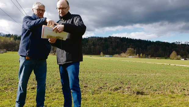 Sie wollen die zehn Hektaren grosse «Hegmatte» als Landwirtschaftsland erhalten: Hans Lüthy (l.), dem ein Drittel der Fläche gehört, und Andres Wälty vor dem umstrittenen Gebiet. (Bild Ruth Aerni)