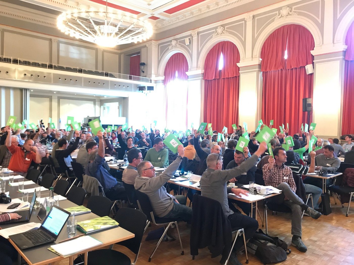 Klares Mehr der Bio Suisse-Delegierten für eine Resolution, die Unterstützung für die Pflanzenschutz-Initiativen signalisiert. (Bild akr)