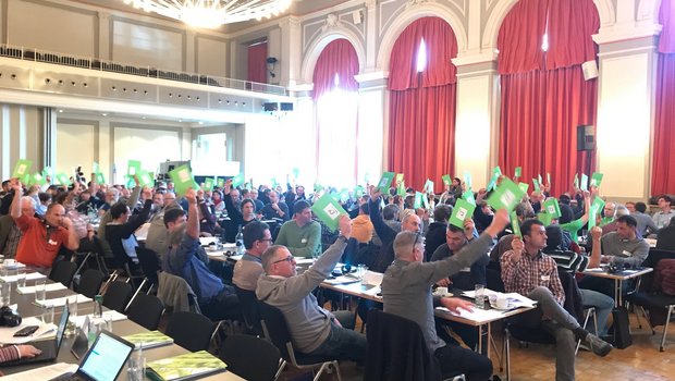 Klares Mehr der Bio Suisse-Delegierten für eine Resolution, die Unterstützung für die Pflanzenschutz-Initiativen signalisiert. (Bild akr)