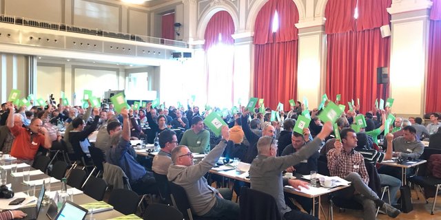 Klares Mehr der Bio Suisse-Delegierten für eine Resolution, die Unterstützung für die Pflanzenschutz-Initiativen signalisiert. (Bild akr)