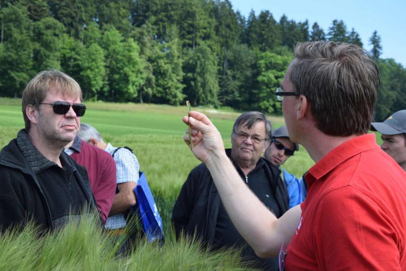 Franz Ladenburger von BASF erläutert Blattflecken in der Gerste. (Bilder akr)