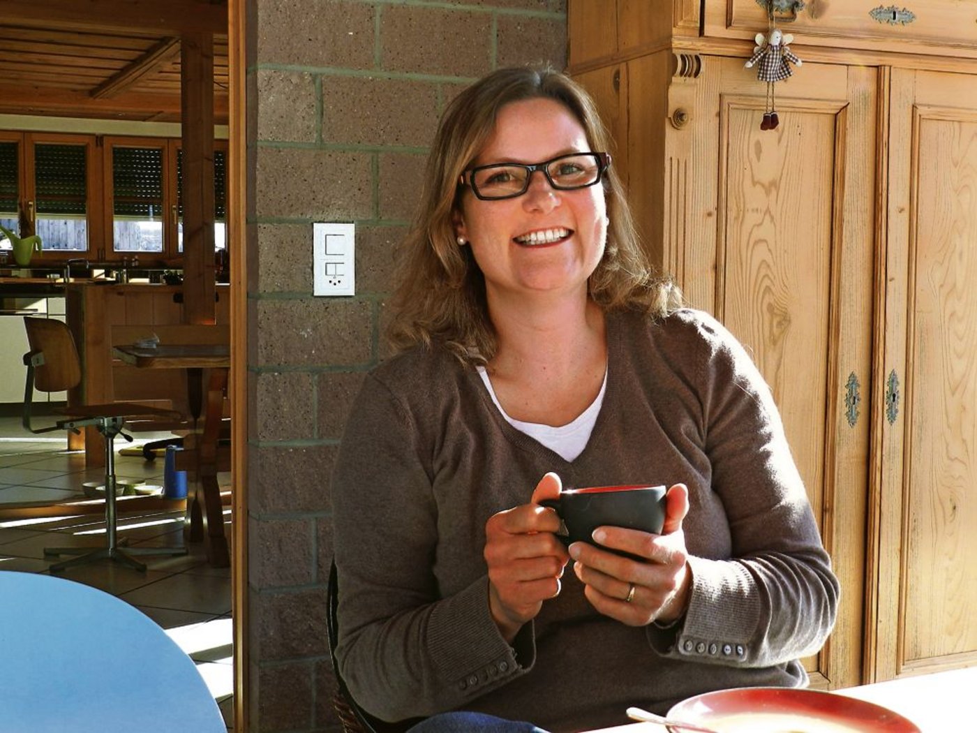 Der sonnendurchflutete Wintergarten ist ein Ort, an dem Daniela Stoll besonders gerne sitzt mit ihrer Familie und mit Gästen. (Bild: Barbara Heiniger)