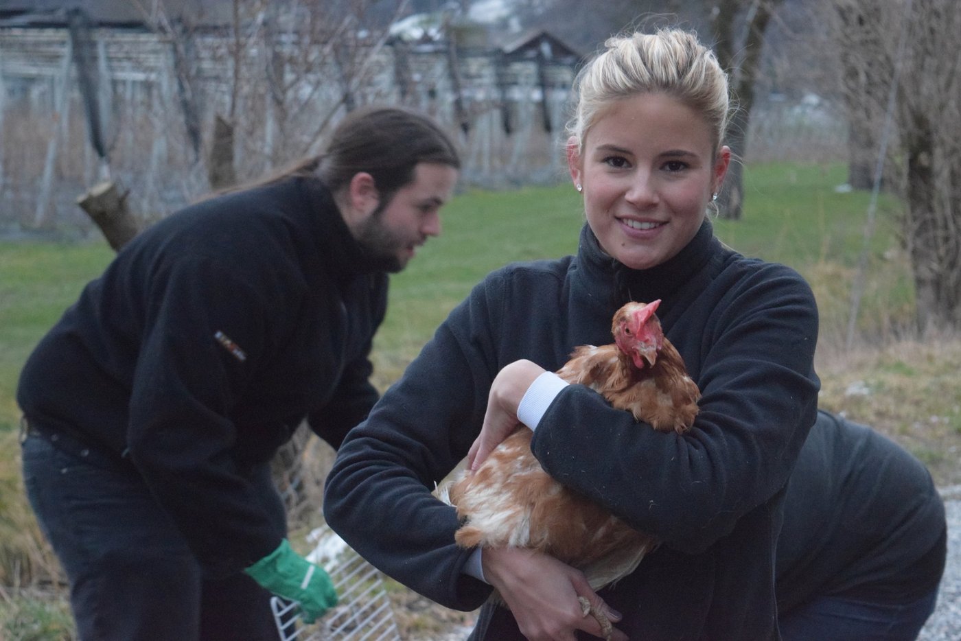 Helferin Simone Maurer mit geretteter Henne. (Bild Susy Utzinger Stiftung)