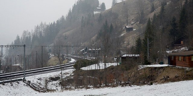 In Mitholz im bernischen Kandergrund liegen die Überreste eines Munitionslagers aus dem 2. Weltkrieg, das 1947 explodiert ist. Eine Risikobewertung kam 2018 zum Schluss, dass von den Munitionsresten eine zu grosse Gefahr ausgeht und das Lager geräumt werden muss. (Bild VBS)