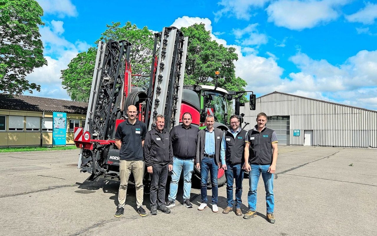 Florian Bachmann, Christian Eggenberger, Nico Helmstetter, Jack Rietiker, Nils Zehner und Roman Gambirasio (v. l.) führten durch die Versuchstätigkeit der Swiss Future Farm. 
