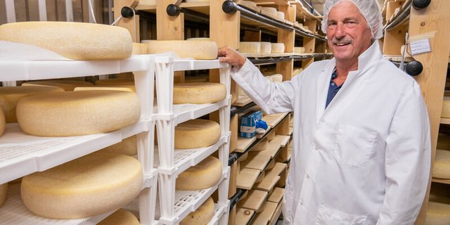 Rick Lafranchi liess sich im Tessin das Käsereihandwerk zeigen. (Bild lid)