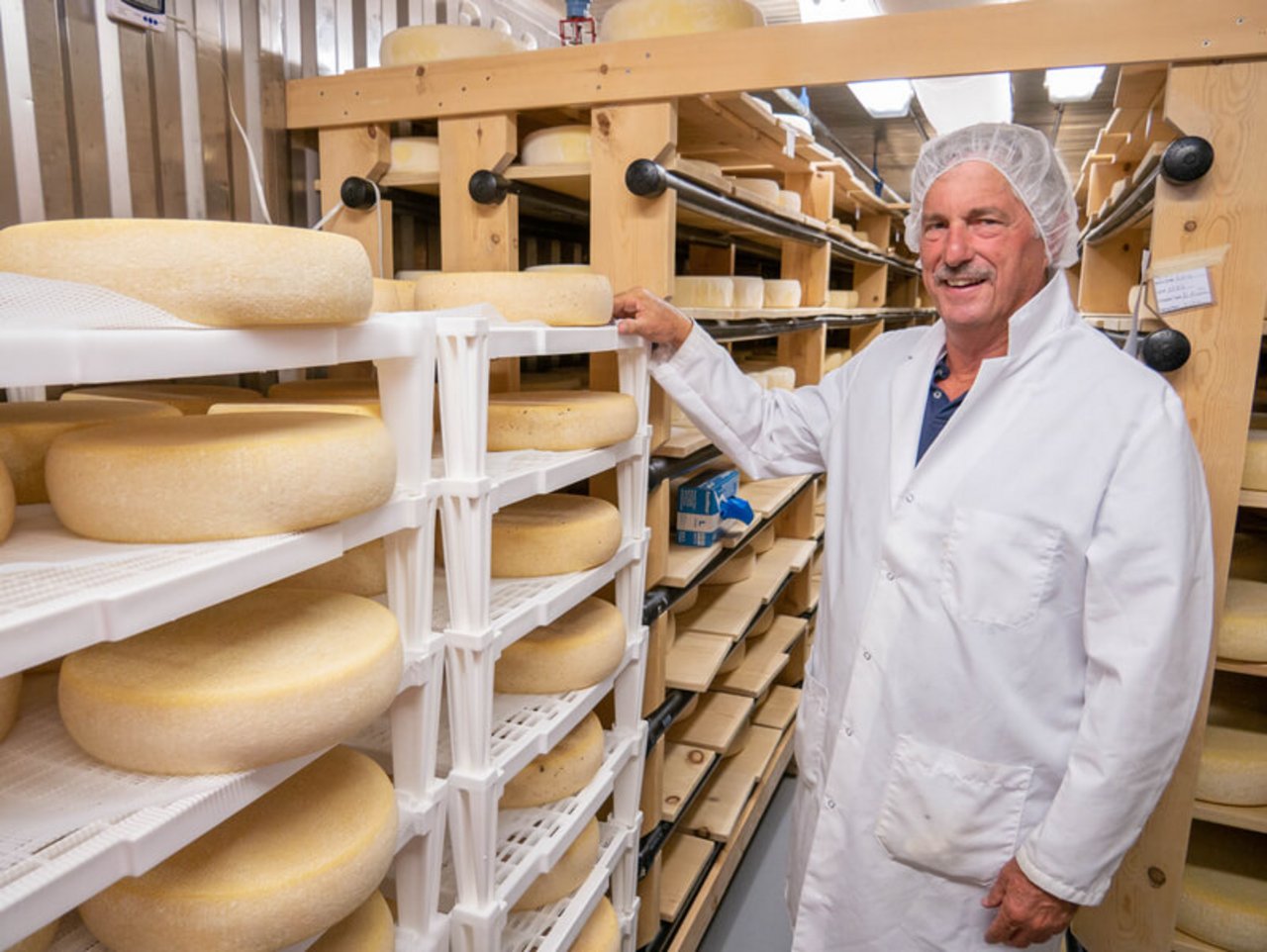 Rick Lafranchi liess sich im Tessin das Käsereihandwerk zeigen. (Bild lid)