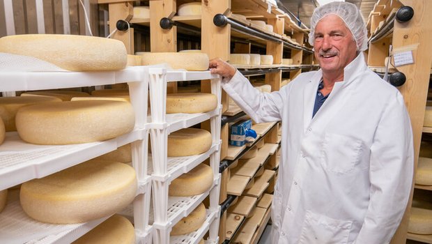 Rick Lafranchi liess sich im Tessin das Käsereihandwerk zeigen. (Bild lid)