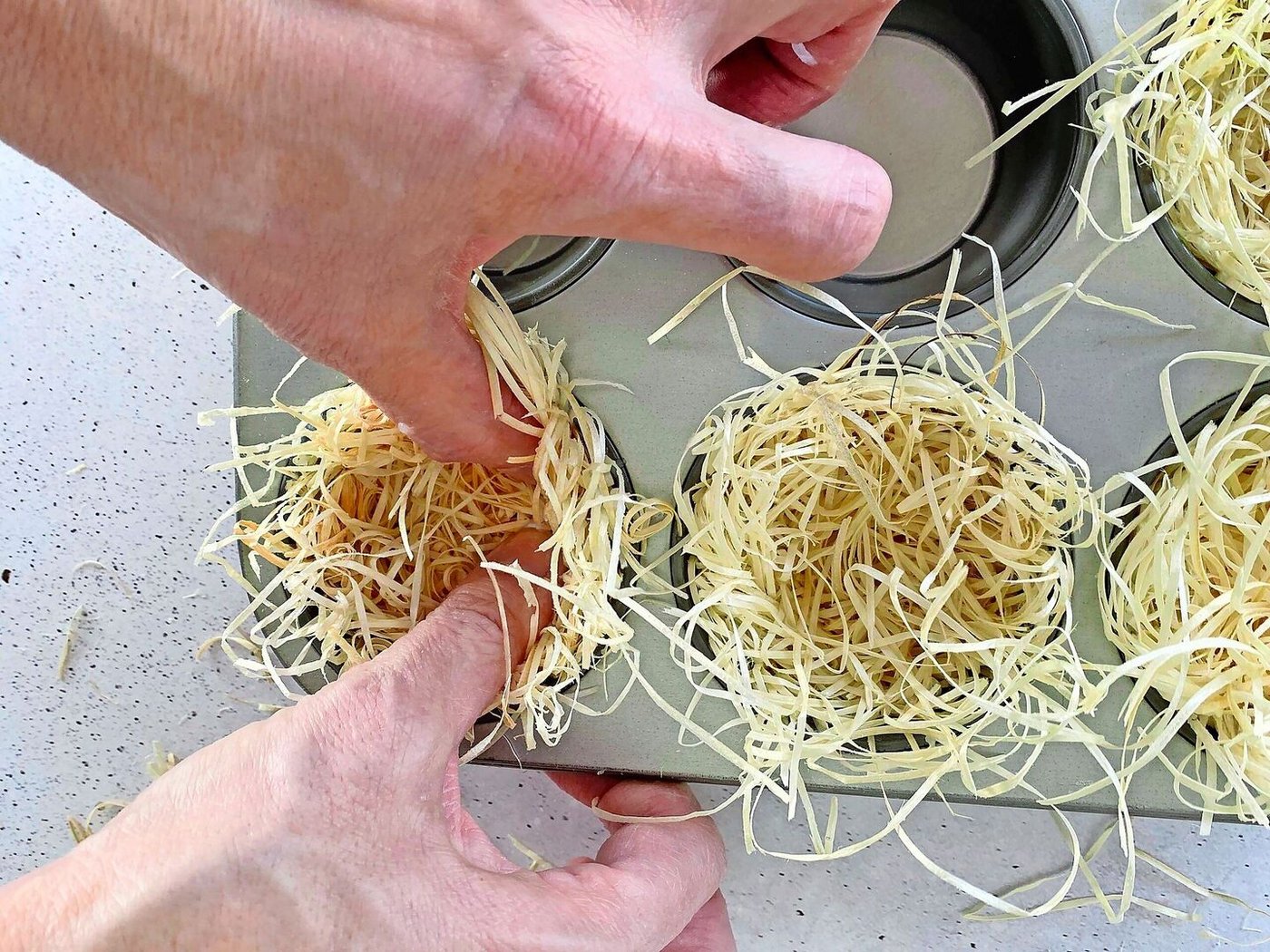 Zum Stabilisieren eignet sich ein Muffinblech. 