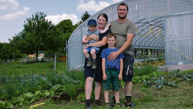 Dominique und Stefan Löffel mit Joshua (1.5 Jahre) und Elia (7 Jahre) produzieren auf ihrem Betrieb unter anderem Gemüse für einen Hofladen in Langnau BE.(Bild jw)