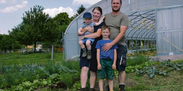 Dominique und Stefan Löffel mit Joshua (1.5 Jahre) und Elia (7 Jahre) produzieren auf ihrem Betrieb unter anderem Gemüse für einen Hofladen in Langnau BE.(Bild jw)