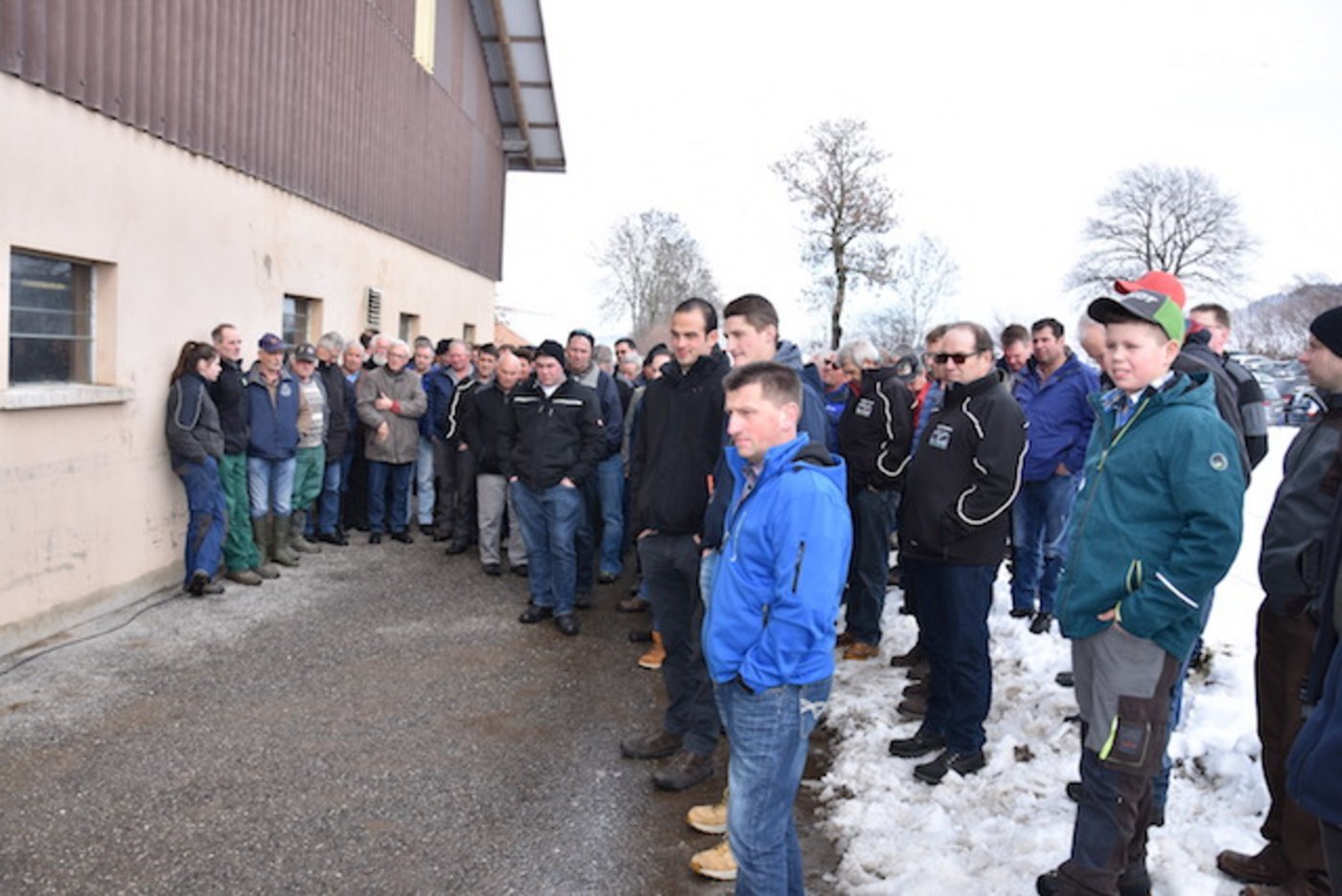 Gespannt hört man den Ausführungen des Betriebsleiters zu. (Bilder Peter Fankhauser)