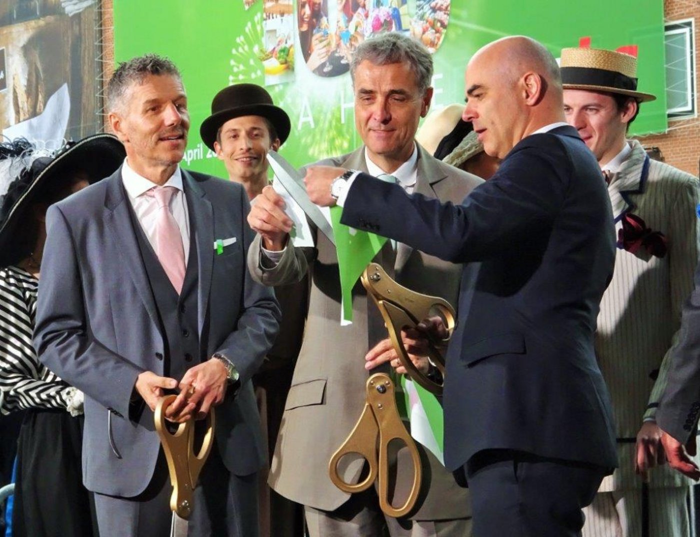 Rene Kamm, Guy Morin, Alain Berset verschnippeln das Eröffnungsband zur 100. Muba Basel (v.l.). (Bilder mr)