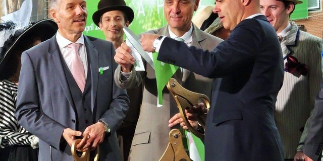 Rene Kamm, Guy Morin, Alain Berset verschnippeln das Eröffnungsband zur 100. Muba Basel (v.l.). (Bilder mr)