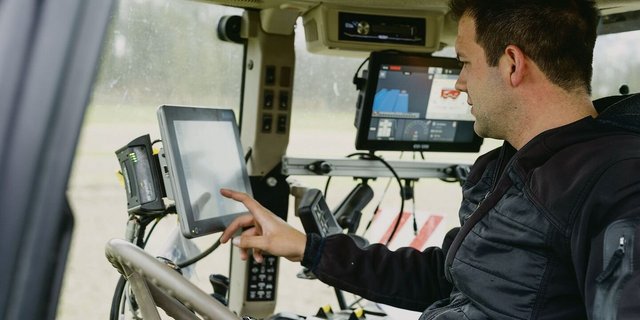 Hochpräzise Satellitendaten helfen Roman Käser, die einzelnen Felder des Pflanzgartens ganz genau nach Plan anzulegen.