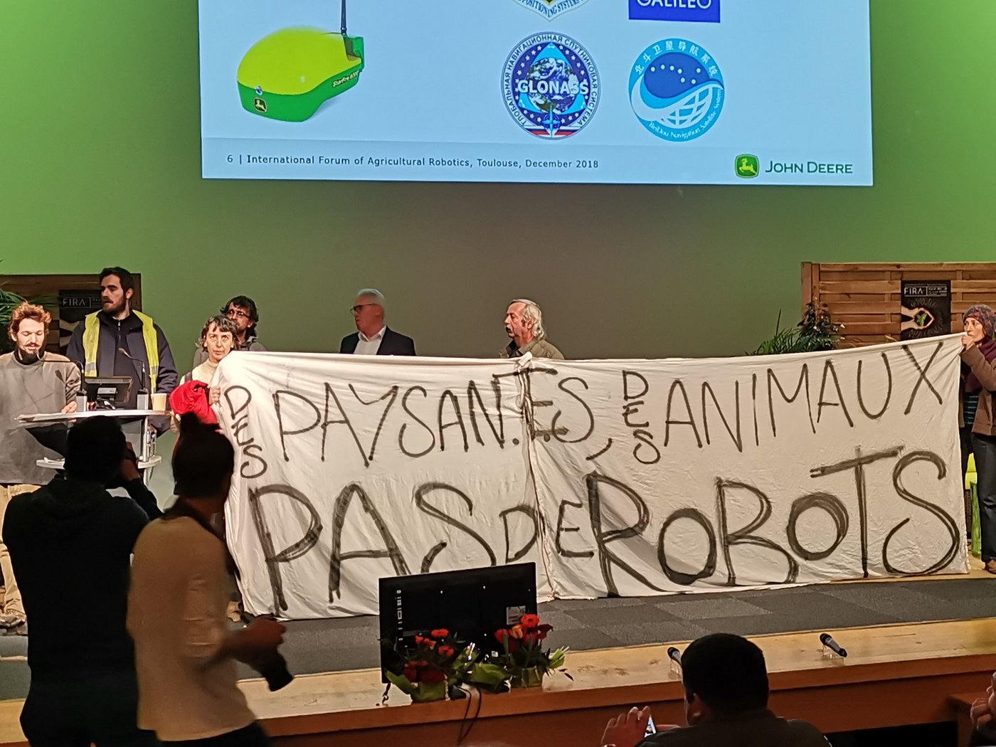 Das Angebot der Veranstalter, mit einem Vertreter aktiv an der Podiumsdiskussion teilzunehmen, schlug die Gruppe aus. (Bild David Eppenberger)