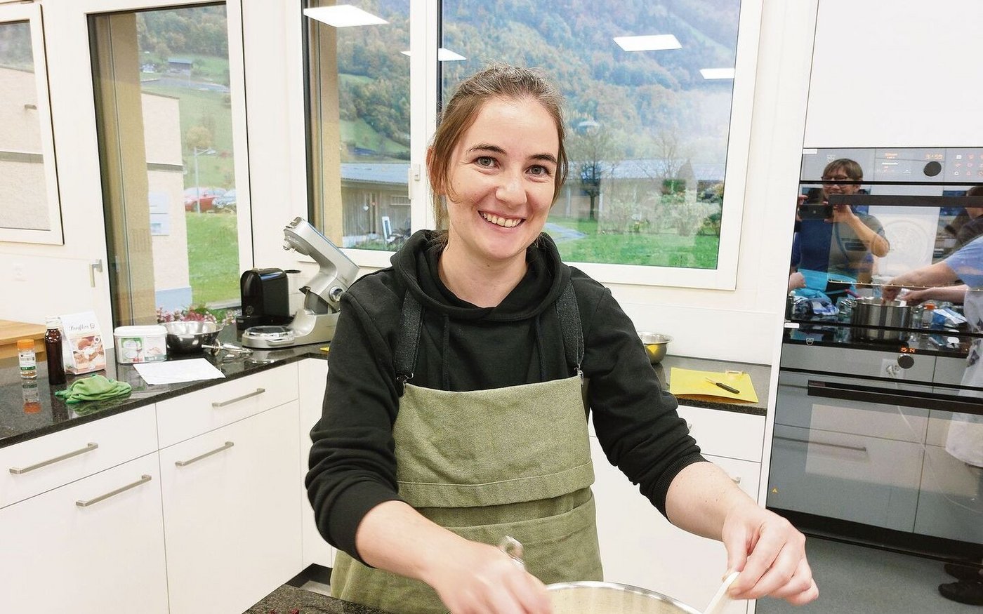 Lynn Schmitter kennt sich mit Innenarchitektur aus und eignet sich an der Bäuerinnenschule ganzheitliches Wissen an.