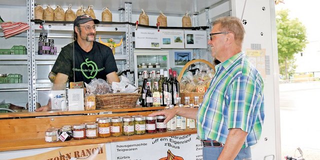 Urs Weiss vom Eigenried, Buus (links), freut sich über den Besuch von Urs Wasser: «Er kommt jeden Samstagvormittag zum Einkaufen und ist ein wirklich treuer Kunde.» (Bilder Benildis Bentolila)