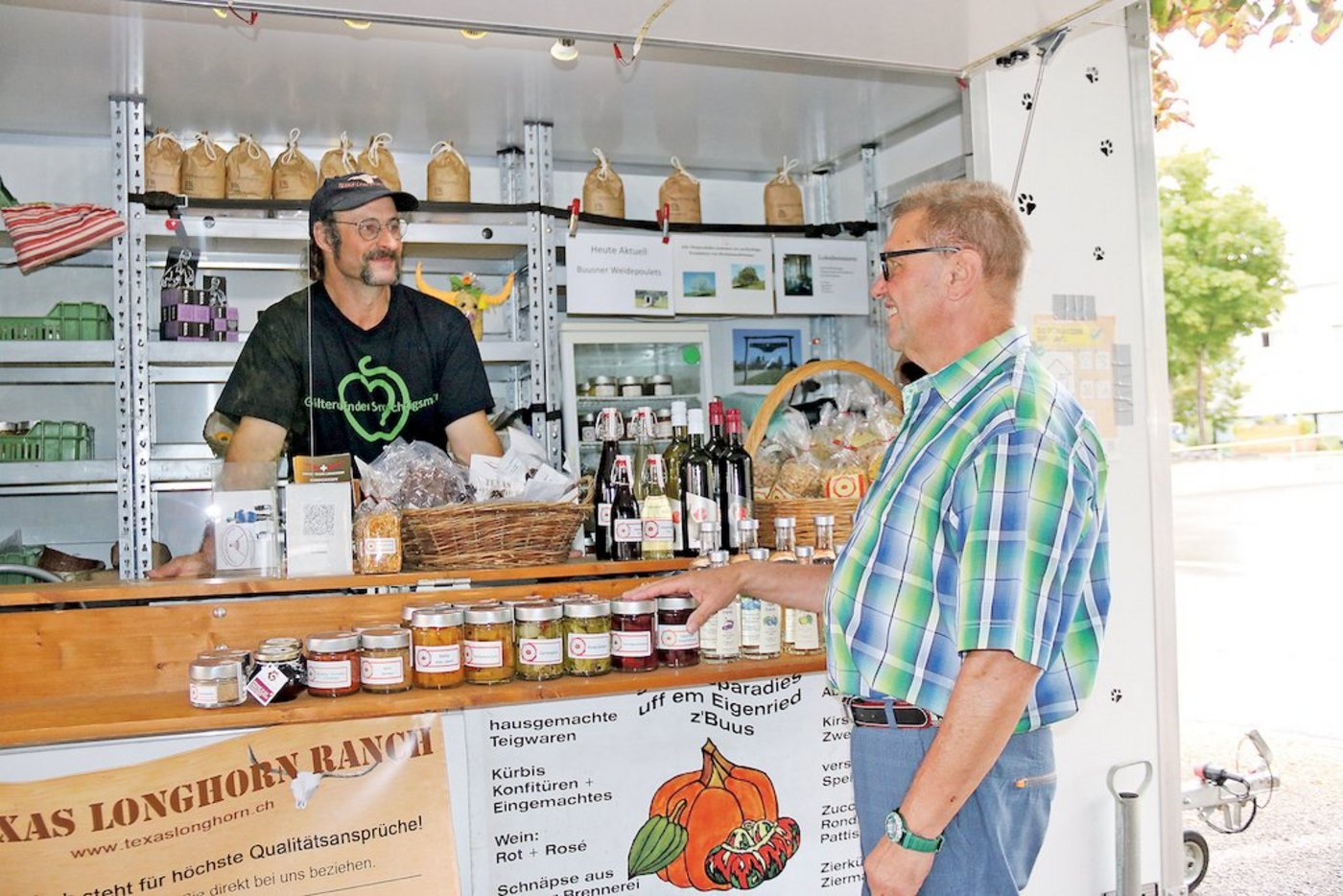 Urs Weiss vom Eigenried, Buus (links), freut sich über den Besuch von Urs Wasser: «Er kommt jeden Samstagvormittag zum Einkaufen und ist ein wirklich treuer Kunde.» (Bilder Benildis Bentolila)