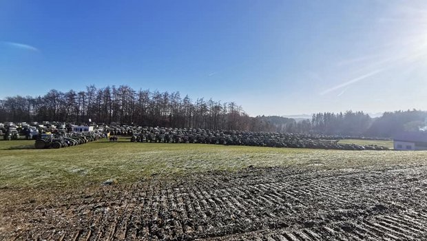 Zur Teilnehmerzahl der Demo am Dreikönigstag in Bayern gibt es unterschiedliche Angaben, es gab aber einen ersten Erfolg in Sachen Düngeverordnung. (Bild Facebook / Land schafft Verbindung Bayern)