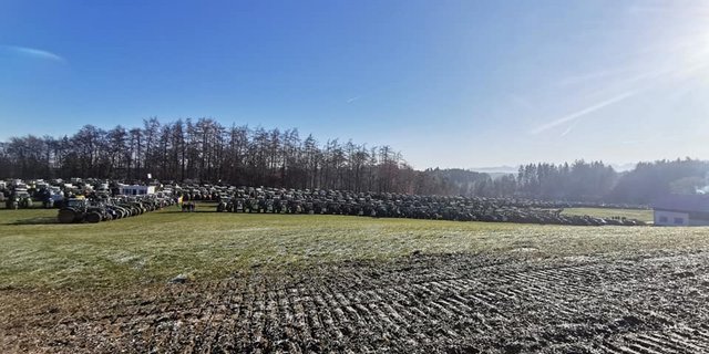Zur Teilnehmerzahl der Demo am Dreikönigstag in Bayern gibt es unterschiedliche Angaben, es gab aber einen ersten Erfolg in Sachen Düngeverordnung. (Bild Facebook / Land schafft Verbindung Bayern)