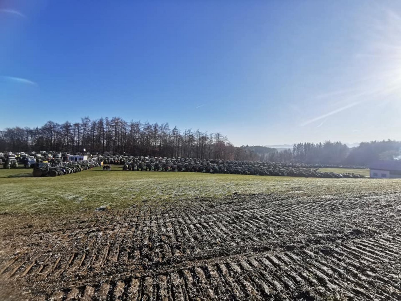 Zur Teilnehmerzahl der Demo am Dreikönigstag in Bayern gibt es unterschiedliche Angaben, es gab aber einen ersten Erfolg in Sachen Düngeverordnung. (Bild Facebook / Land schafft Verbindung Bayern)