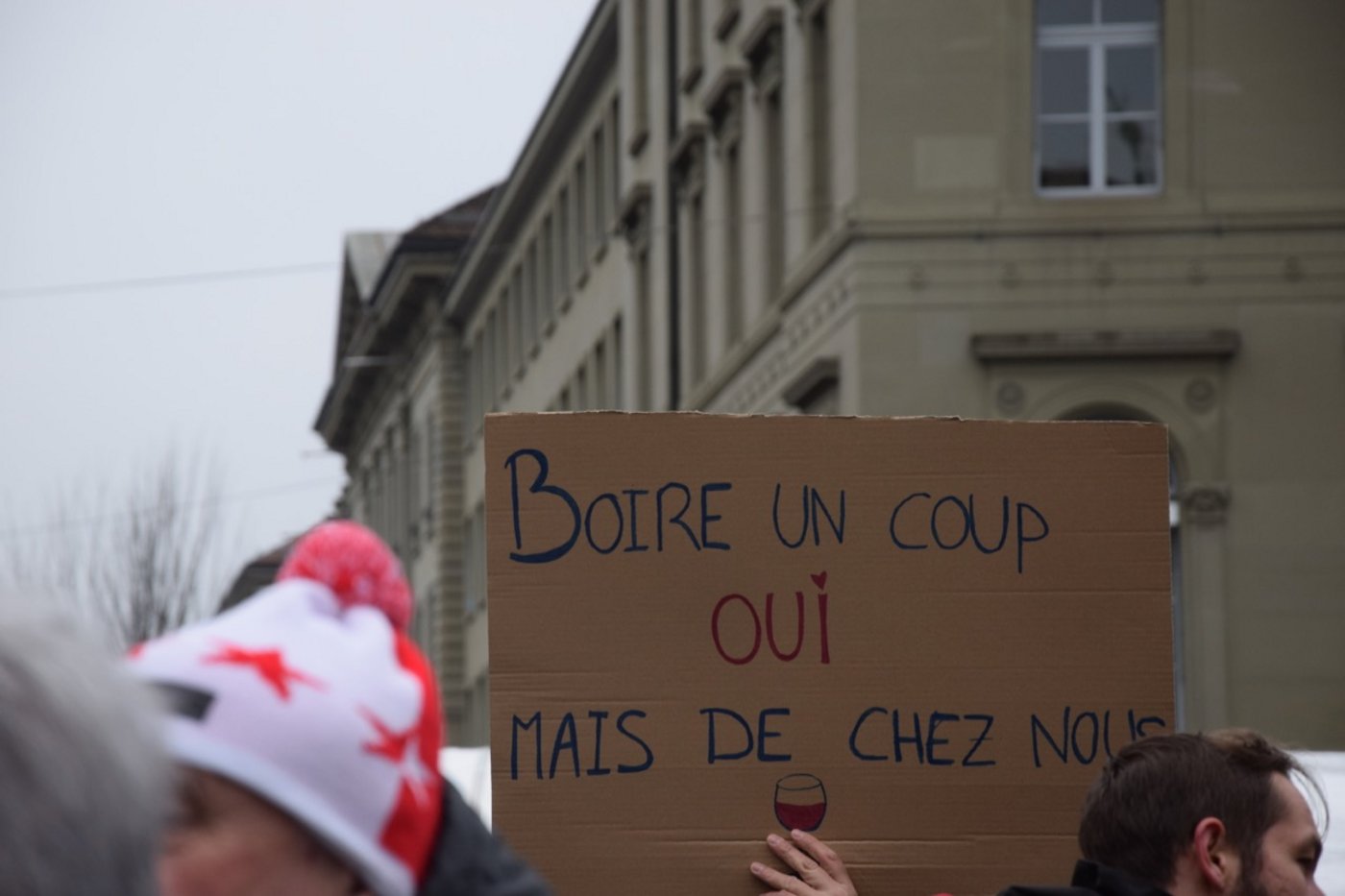 "Trinkt ein Glas, ja, aber von uns" steht auf diesem Schild. 
