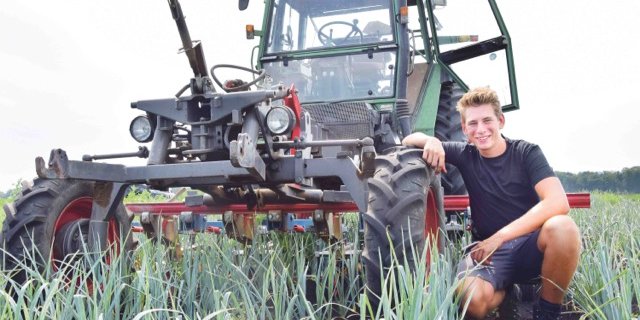 Yannick Etter im Lauch bei der mechanischen Unkrautbekämpfung mit dem Fendt 380 GT und der Fingerhacke. (Bild jw)