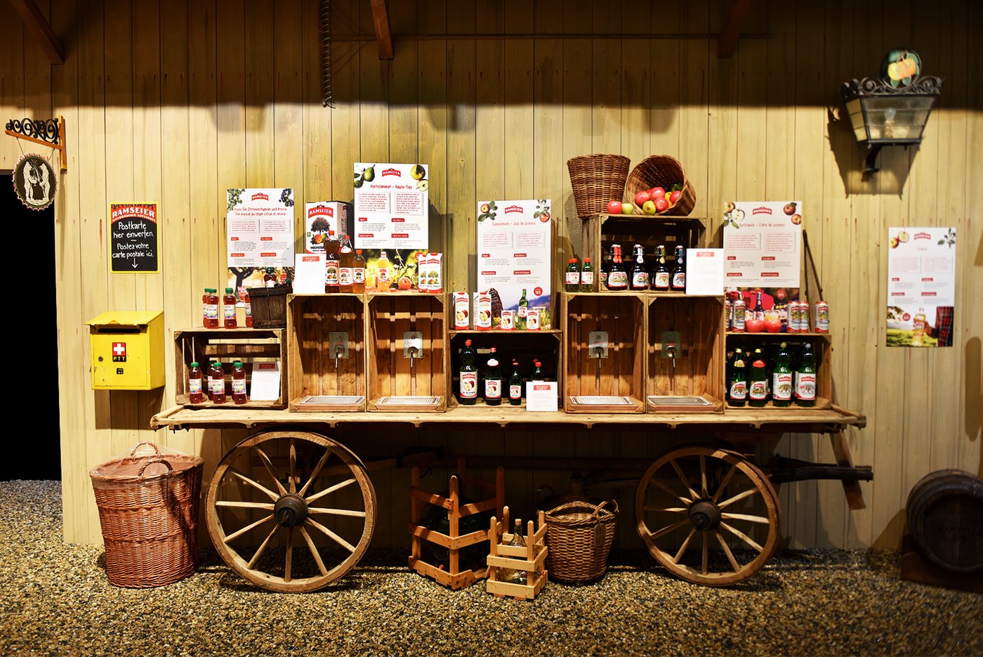 Neben Informationen gibt es auch verschiedene Produkte aus Schweizer Obstsaft zu degustieren. 