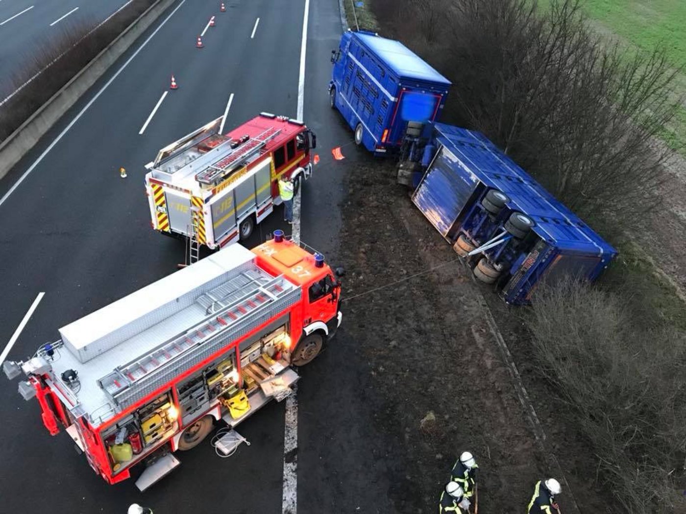 Die Feuerwehr sicherte den umgekippten Viehtransporter. (Bilder Feuerwehr Wunstorf/Facebook)