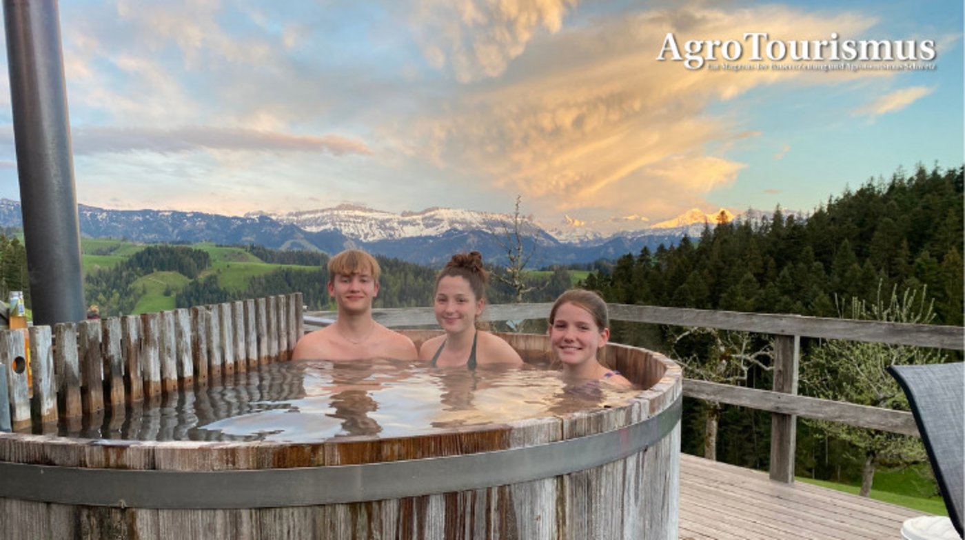 Im gemütlich warmen Wasser können sich Gäste entspannen und den Blick über die Hügellandschaft und die Berge schweifen lassen. (Bilder Jasmine Baumann)