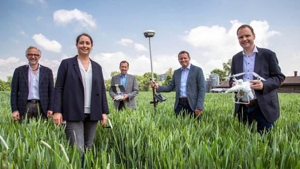 Die Vertreterinnen und Vertreter der Partner der Versuchsstation Smarte Technologien. Von links nach rechts: Ulrich Ryser, Nadja El Benni, Christian Eggenberger, Ueli Bleiker, Markus Leumann. (Bild Agroscope / Gabriela Brändle)