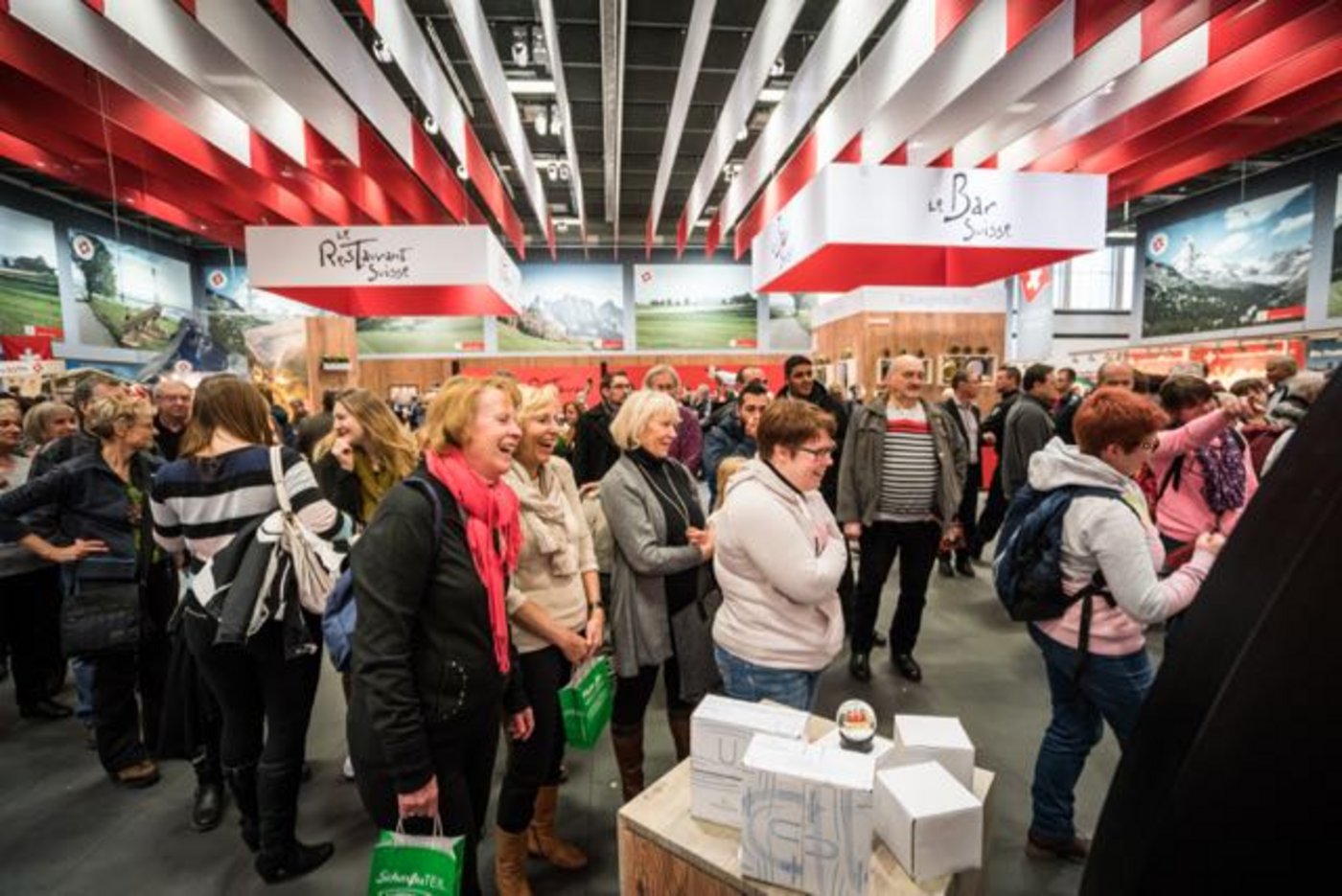 Messebesucher(innen) im Schweizer Pavillon. 