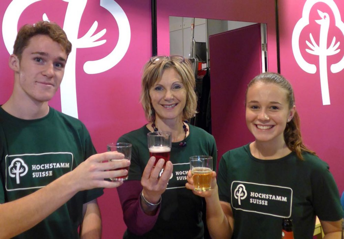 Nationalrätin Maya Graf präsentierte am Stand von Hochstamm Suisse mit Leon Behrends und Sina Bossert ein Kriesibier und ein Cidergetränk mit Hochstamm-Obst. (Bild Adrian Krebs) 