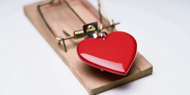 Vorsicht Falle: Auf hungrige Herzen warten auf Social Media oder den Online-Partnerbörsen Betrüger(innen), die nicht wahre Liebe, sondern finanzielle Abzocke im Sinn haben. 