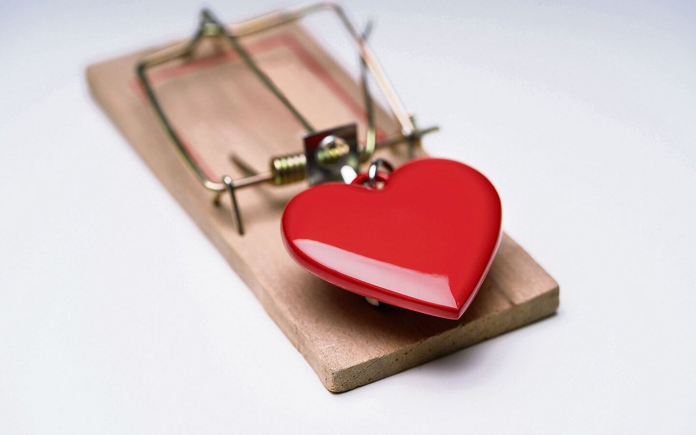 Vorsicht Falle: Auf hungrige Herzen warten auf Social Media oder den Online-Partnerbörsen Betrüger(innen), die nicht wahre Liebe, sondern finanzielle Abzocke im Sinn haben. 