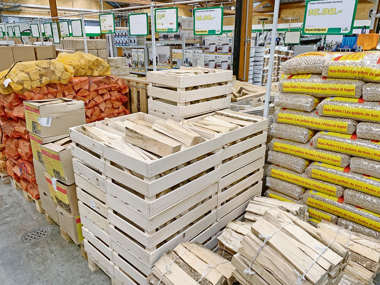 Vielfalt bei der Herkunft von Brennholz in der Landi, wie hier im Laden in Küssnacht am Rigi SZ. Solches stammt aus der EU, aus der Schweiz und aus der Region Schwyz (vorne). (Bild Josef Scherer)