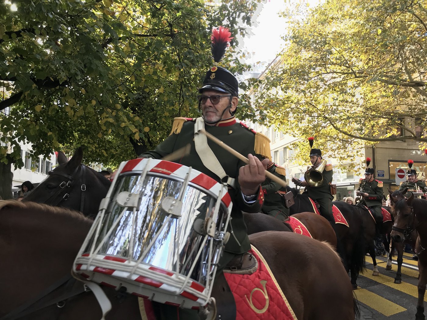 Coole Pferde der St. Gallischen Reitermusik: Nicht einmal diese Trommel bringt sie aus dem Konzept